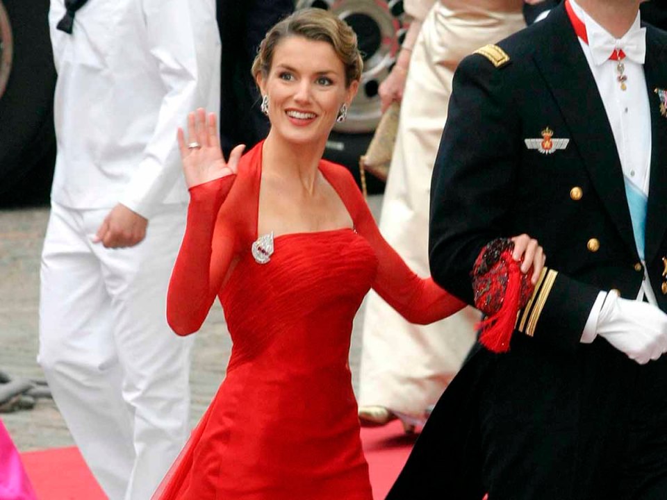 Letizia con vestido rojo de lorenzo caprile en la boda de federico de dinamarca